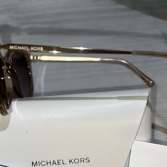 NWOT MICHAEL KORS WOMAN’S ROUND SUNGLASSES WITH CASE - Picture 3 of 9